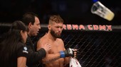 Jeremy Stephens rất được "đám đông" quan tâm, đây là lần người ta chọi cả ly nhựa vào trong lồng sắt bát giác khi anh thi đấu
