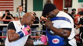 Nate Jones đứng làm bao cát để Mayweather luyện tập