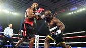 Carlos Takam (phải) ra đòn vào quai hàm đối thủ