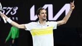 Medvedev ngạo nghễ ăn mừng trận thắng thứ 20 liên tiếp và suất chung kết Australian Open 2021