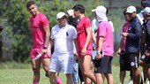 "Bầu" Bình (áo trắng) và các cầu thủ ngoại binh của Sài Gòn FC ở sân Thành Long (Ảnh HT)