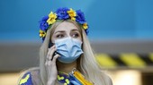 Đeo khẩu trang, nữ CĐV Ukraine vẫn phô bày nét xinh xắn
