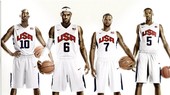 Kobe Bryant (thứ 2 từ trái qua) và Kevin Durant (ngoài cùng bên phải) ở đấu trường Olympic