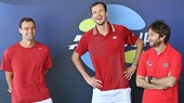 Medvedev (giữa) cùng với Safiullin (trái) và Cervara