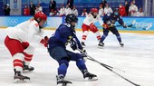 Angelina Goncharenko đối đầu với một nữ tuyển thủ Phần Lan đang đeo khẩu trang