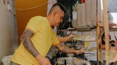 Bảo Chúng rất điêu luyện với các động tác gõ mì, thảy mì