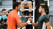 Alcaraz (phải) đánh bại Djokovic