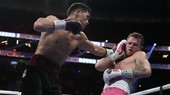 Bivol tung quyền vào người Canelo
