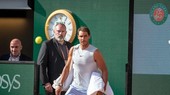 Nadal bước ra sân trong buổi tập đầu tiên