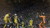Khoảnh khắc Yarmolenko tâng bóng qua đầu thủ môn Scotland