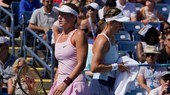 Kostyuk (trái) và Azarenka vừa "vô tình" lướt qua đời nhau