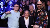 Usyk (phải) và Fury (trái) cùng với ông bầu Arum