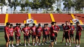 Các chàng trai sinh viên Đại học Văn Lang trong một buổi tập ở SVĐ Đại học Tôn Đức Thắng