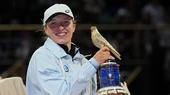 Swiatek và chiếc cúp vô địch WTA Qatar Open hình con Chim ưng