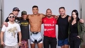 Costa (mang đai UFC) và Tamara (ngoài cùng bên phải)