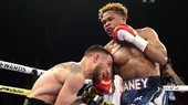 Lomachenko hụp người trong một pha cận chiến với Haney