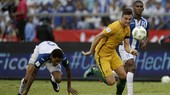 Tiền đạo Tomi Juric (phải, Australia) bỏ rơi hậu vệ Honduras dễ dàng nhưng lại sút chệch cột. Ảnh: AP.