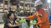 Người dân chật vật vì thiếu điện trong khi điện tái tạo lại dư thừa