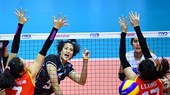 Pleumjit Thinkaow (Thái Lan) khiến hàng chắn của Việt Nam vất vả chống đỡ. Nguồn: AVC