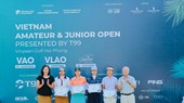 Các golf thủ nữ của Việt Nam nhận giải thưởng sau khi giải bế mạc. Ảnh: VGA