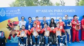 VĐV bơi người khuyết tật Việt Nam nhận huy chương với các thành tích đạt được. Ảnh: PT.DƯƠNG