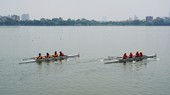Các tay chèo trẻ đã thi đấu nội dung rowing tại Hồ Tây. Ảnh: HÀ PHƯƠNG