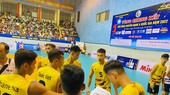 Nguyễn Văn Quốc Duy (5) và đồng đội tại Trà Vinh vẫn chưa thể thăng hạng dù thi đấu trên sân nhà. Ảnh: MINH CHIẾN