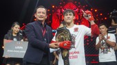Duy Nhất đã được trao đai vô địch khi chiến thắng tại chung kết MMA LION Championships 2022 lần đầu tổ chức ở Việt Nam. Ảnh: VMMAF