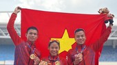 Võ Xuân Vĩnh (trái) đã giành HCV đi bộ SEA Games 31 nhưng sẽ thi đấu triathlon tại Đại hội thể thao toàn quốc 9-2022. Ảnh: N.A