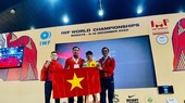 Ban huấn luyện chung vui cùng 2 lực sĩ của Việt Nam. Ảnh: HHC