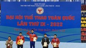 Chủ tịch Liên đoàn vật Việt Nam - ông Lý Duy Thanh trao thưởng cho VĐV nhận giải ngày cuối. Ảnh: MINH CHIẾN