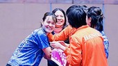 Các tay vợt nữ Hà Nội ăn mừng chiến thắng vô địch. Ảnh: TIẾN HÙNG