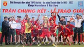 Đội bóng trường THPT Phan Huy Chú đã nhận cúp vàng vô địch giải năm nay. Ảnh: THUẦN THƯ