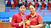 Văn Huy và HLV của mình chung vui sau khi giành HCV SEA Games 31 tại Việt Nam năm ngoái. Ảnh: H.V.H