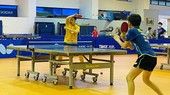 VĐV đội tuyển Việt Nam thi đấu giao hữu với các tay vợt trẻ tới từ Busan (Hàn Quốc). Ảnh: MINH CHIẾN