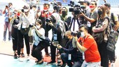 Phóng viên tác nghiệp tại SEA Games luôn có những sự chuẩn bị kỹ lưỡng về thẻ tham dự. Ảnh: P.MINH