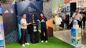 Cầu thủ Thanh Nhã đã mở chiếc hộp giữ Cúp vàng để cho người hâm mộ chiêm ngưỡng. Ảnh: MINH CHIẾN
