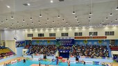 Khán giả vào xem cúp Hùng Vương 2023 phải mua vé theo các mệnh giá đã quy định. Ảnh: MINH CHIẾN