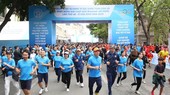 Người dân thủ đô Hà Nội và các HLV, VĐV đã tham gia ngày chạy Olympic trong sáng 26-3. Ảnh: MINH MINH
