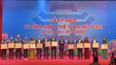 UBND thành phố Hà Nội trao bằng khen cho các cá nhân, tập thể. Ảnh: MINH MINH