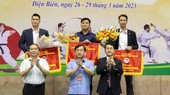 Ban tổ chức trao cờ xếp hạng cho các đơn vị dẫn đầu chung cuộc. Ảnh: TRẦN NHÂM.BĐB
