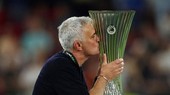 Jose Mourinho hôn lên chiếc cúp Europa Conference League đầy hạnh phúc