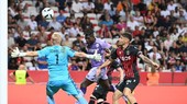 Embolo đánh đầu hạ Schmeichel