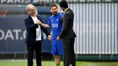 Luis Campos (trái) cùng Messi và chủ tịch Al-Khelaifi