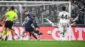 Mbappe ghi bàn vào lưới Juventus