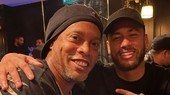 Neymar bên cạnh Ronaldinho