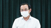 HCMC Party Committee Secretary Nguyen Van Nen is delivering his speech in the meeting with the three districts of Phu Nhuan, Binh Thanh, and Go Vap. (Photo: SGGP)