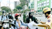 Vehicle users had their travel permit checked at the intersection between Nguyen Thi Minh Khai Street and Cach Mang Thang Tam Street yesterday. (Photo: SGGP)