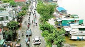 High tide created flooding on Tran Xuan Soan Street in District 7. (Photo: SGGP)