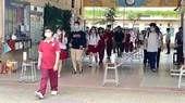 Candidates finished the Foreign Language test at the test site of Minh Duc Junior High in District 1 of HCMC for the high school graduation exam on July 8, 2021. (Photo: SGGP)